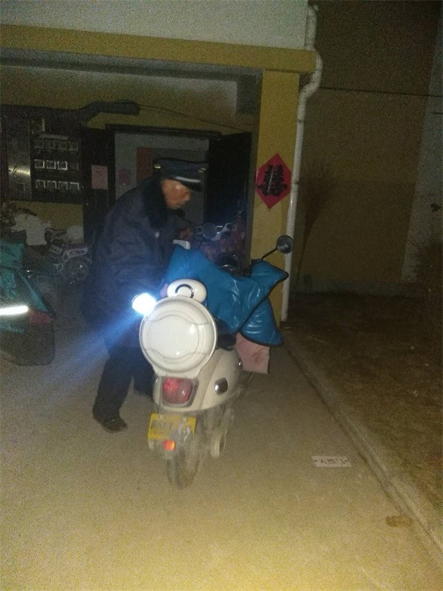 整理11#單元門口電動(dòng)車
